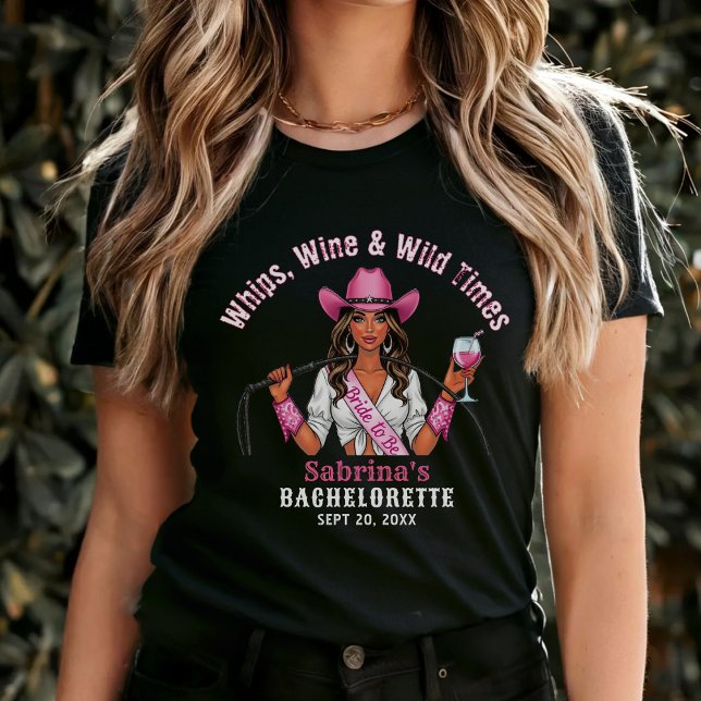Camiseta Festa de Despedida de Solteira Cowgirl: Chibatas,  (Cowgirl Bachelorette Party Whips Wine & Wild Times T-Shirt
)