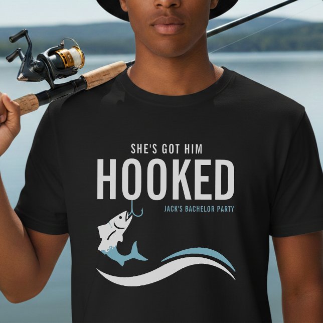 Camiseta Festa de Despedida de Solteiro de Pesca Engraçado  (Fishing Bachelor Party Funny She's Got Him Hooked)