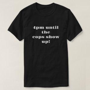 Camiseta Festa de Inverno do Doug às 16h Até a Polícia Apar