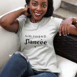 Camiseta Festa de noivado do Namorada de Script Retroativo<br><div class="desc">Esta camiseta elegante com um roteiro retro caprichoso daria um presente maravilhoso para uma futura esposa!</div>