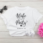 Camiseta Festa de solteira Bride Austin<br><div class="desc">Camiseta bonita para a noiva na sua festa de solteira com "Esposa do Partido" em uma escrita de chico com coração e "Austin, TX" em uma simples tipografia moderna. Você pode alterar o destino da parte. Uma camiseta "The Party" coordenadora está disponível para o grupo de solteiros na sua escolha...</div>
