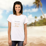 Camiseta Festa de solteira da tribo Bribe - guião preto<br><div class="desc">Para um chá de panela ou uma spa de solteira e um fim de semana de bem-estar. Um fundo branco chic. Personalize e adicione o nome da noiva. Letras pretas e ouros. Com o texto: tribo de noiva. A palavra tribo é escrita com um moderno estilo escrito à mão com...</div>