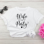 Camiseta Festa de solteira de Brilho<br><div class="desc">Camiseta bonita para a noiva na sua festa de solteira com "Esposa do Partido" em um roteiro de chico com coração. Uma camiseta "The Party" coordenadora está disponível para o grupo de solteiros na sua escolha de cores.</div>