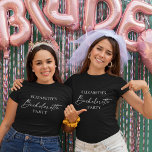 Camiseta Festa de solteira de Caligrafia Minimalista Modern<br><div class="desc">Festa de solteira T-Shirt Mínimo Moderno,  mas Elegante,  com Script de Tinta de Caligrafia - Preto e Branco</div>