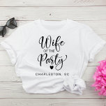 Camiseta Festa de solteira de Charleston da Noite Bonita<br><div class="desc">Camiseta bonita para a noiva na sua festa de solteira com "Esposa do Partido" em uma escrita de chico com coração e "Charleston, SC" em simples tipografia moderna. Você pode alterar o destino da parte. Uma camiseta "The Party" coordenadora está disponível para o grupo de solteiros na sua escolha de...</div>