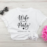 Camiseta Festa de solteira de Nashville de Brito Bonito<br><div class="desc">Camiseta bonita para a noiva na sua festa de solteira com "Esposa do Partido" em uma escrita de chico com coração e "Nashville, TN" em uma simples tipografia moderna. Você pode alterar o destino da parte. Uma camiseta "The Party" coordenadora está disponível para o grupo de solteiros na sua escolha...</div>