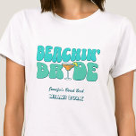Camiseta Festa de solteira de praia Groovy Beachin Bride<br><div class="desc">Faça um salto na sua próxima festa de solteira com esta festa de solteira de praia impressionante, camisetas personalizadas. Quer estejas a celebrar uma viagem de praia, férias de raparigas, ou um feriado de melhores amigos, esta camiseta de festa de solteira de praia personalizada é o complemento perfeito para a...</div>