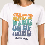 Camiseta Festa de solteira de praia Groovy Retro Beach Brid<br><div class="desc">Faça um salto na sua próxima festa de solteira com esta festa de solteira de praia impressionante, camisetas personalizadas. Quer estejas a celebrar uma viagem de praia, férias de raparigas, ou um feriado de melhores amigos, esta camiseta de festa de solteira de praia personalizada é o complemento perfeito para a...</div>