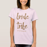 Camiseta Festa de solteira Dourada de brilho da noiva<br><div class="desc">Esta camiseta da tribo de noiva é perfeita para celebrar festas de solteira. Esta camisa cor-de-rosa pincelada apresenta uma letra falsa no estilo de brilho dourado na frente. Personalize estas camisetas com o nome do seu destinatário na frente e os nomes da noiva e noiva e a data do casamento...</div>