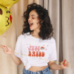 Camiseta Festa de solteira retrorreflectora espantada e eng<br><div class="desc">Esta design apresenta uma vibração de penteados de 70 anos simplesmente deslumbrada com flores retrorreflectoras,  cogumelo e anel. Veja a coleção inteira para mais itens correspondentes!</div>