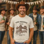 Camiseta Festa de solteiro do Xerife Grot, Festa de Bachelo<br><div class="desc">Surpreenda o noivo na sua despedida de solteiro com esta camiseta de corrida. Ele apresenta um design de corte de madeira bonito com uma bota de cowboy, chapéu, e crachá do xerife lendo "Party Posse". O texto diz: O Xerife Groom com seu nome embaixo. Na parte inferior está a data...</div>