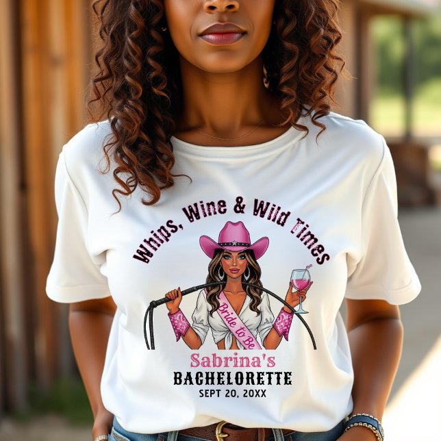 Camiseta Festas de Despedida de Solteira Cowgirl: Chicotes, (Cowgirl Bachelorette Party Whips Wine & Wild Times T-Shirt
)