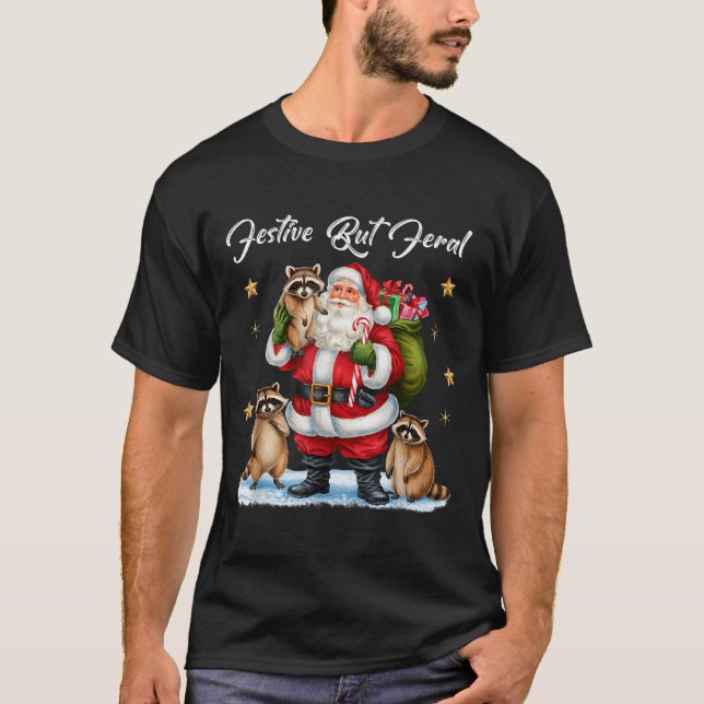 Camiseta Festive But Feral Santa Raccoon Christmas Pajamas  (Frente)