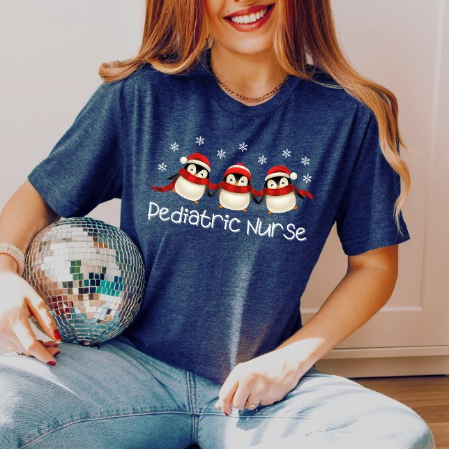 Camiseta Festive Penguins of Love Pediatric Nurse Shirt (Criador carregado)