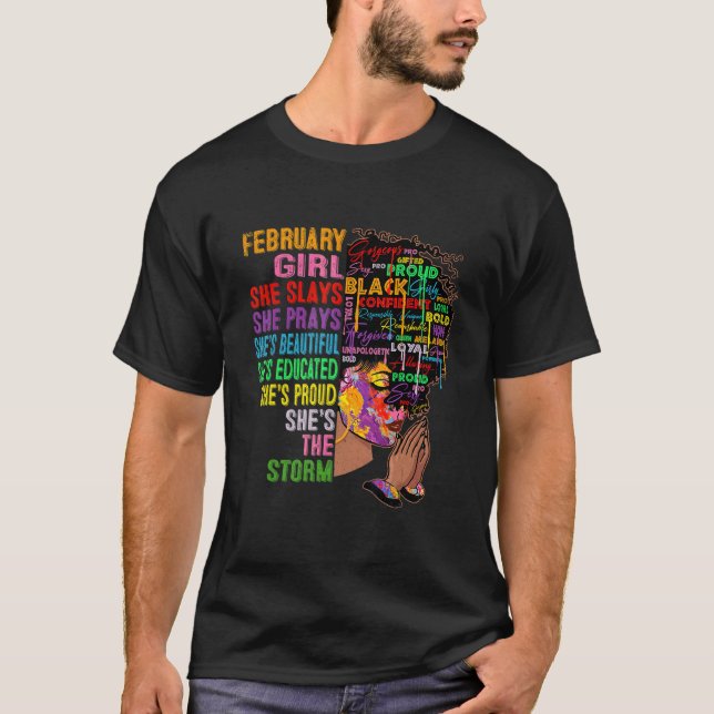 Camiseta Fevereiro Garota que ela faz apresentações e rezes (Frente)