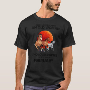 Camiseta Fevereiro Nunca Subestime Uma Mulher Idosa Que Ama