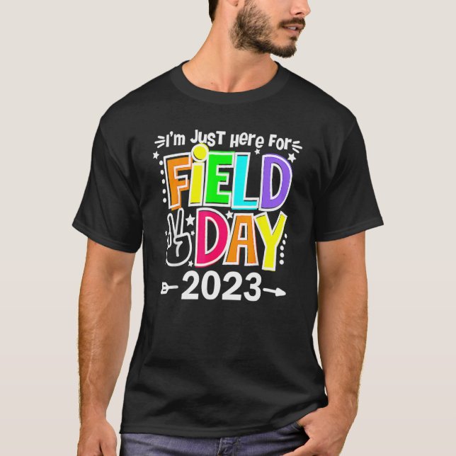 Camiseta Field Day Teacher Rainbow I m Just Here For Field  (Frente)