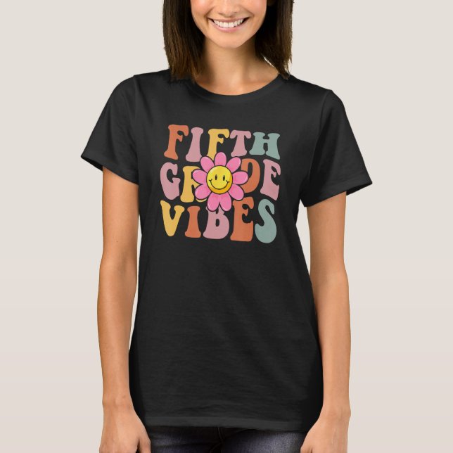 Camiseta Fifth Grade Vibes Back To School Groovy Teacher Gi (Frente)