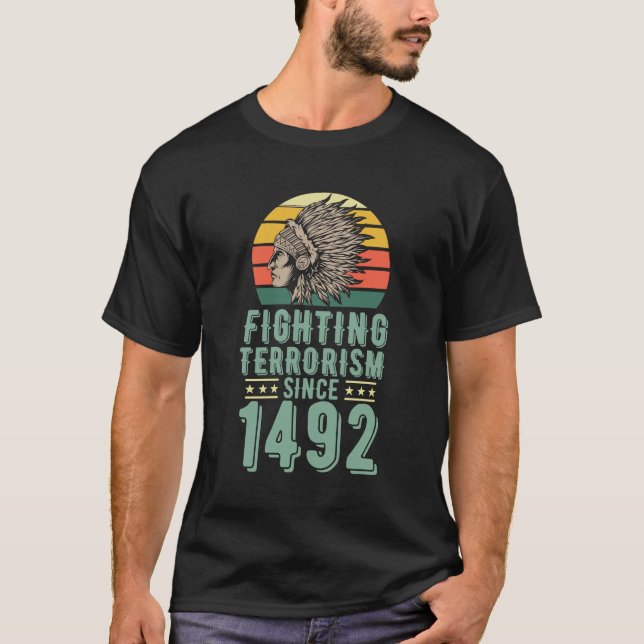 Camiseta Fighting Terrorism Since 1492 Native American Head (Frente)