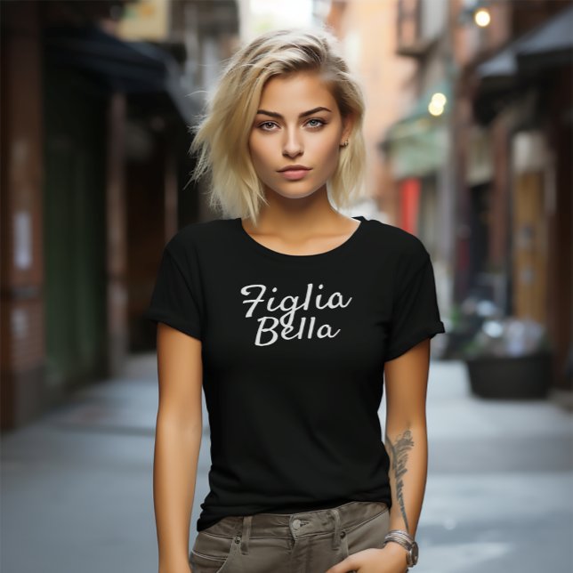 Camiseta Figlia Bella - Filha Italiana - Escuro Branco (Figlia Bella (Italian for "Beautiful Daughter") Black Tee)