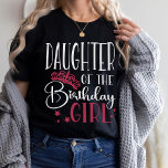 Camiseta Filha da família personalizada da garota de aniver<br><div class="desc">Procurando uma camisa de aniversário que fará sua festa terminar? Olhe só as camisas da nossa equipe de aniversário! Estas camisetas de na moda são perfeitas para qualquer festa de aniversário do dia fora. Nossas camisas combinam um presente de excelente para seus amigos e família, e podem ser vestidas juntas...</div>