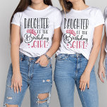 Camiseta Filha da Família Personalizada da Rapariga de Aniv<br><div class="desc">Procurando uma camisa de aniversário que fará sua festa terminar? Olhe só as camisas da nossa equipe de aniversário! Estas camisetas de na moda são perfeitas para qualquer festa de aniversário do dia fora. Nossas camisas combinam um presente de excelente para seus amigos e família, e podem ser vestidas juntas...</div>