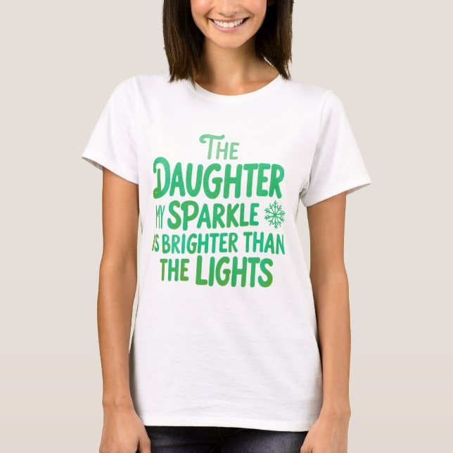 Camiseta Filha de Natal Espumante Mais Brilhante Que Luzes (Frente)