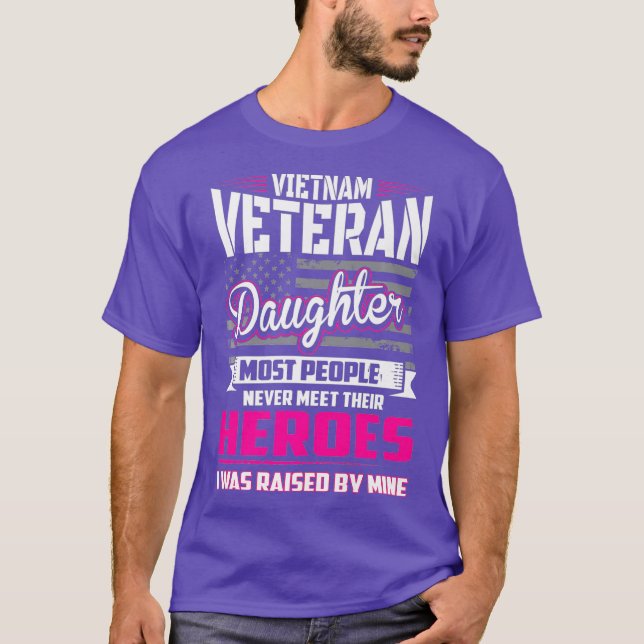 Camiseta Filha Veterana Do Vietnã Levantada Pelo Meu Herói (Frente)