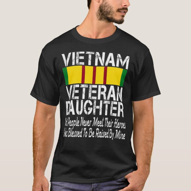Camiseta Filha Veterana Do Vietnã Levantada Pelo Meu Herói (Frente)
