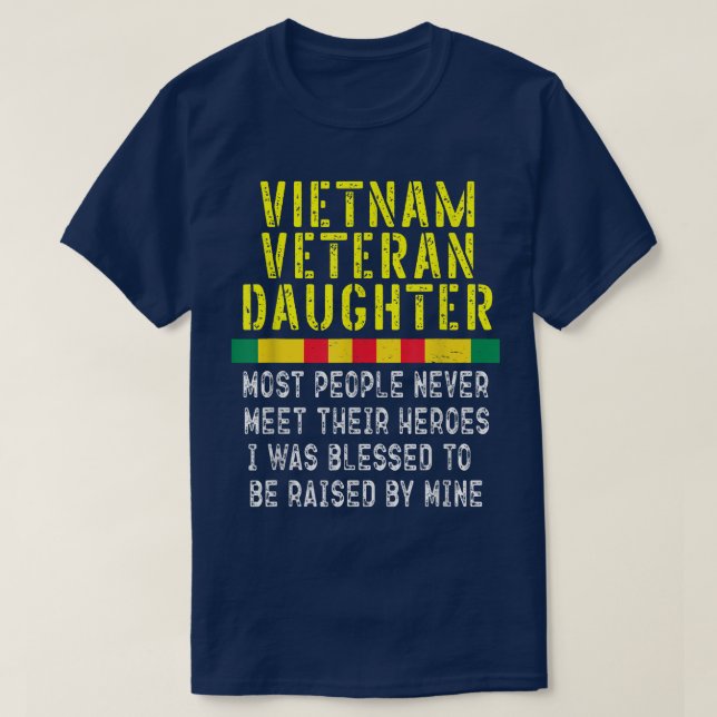 Camiseta Filha Veterana Do Vietnã Levantada Pelo Meu Venced (Frente do Design)