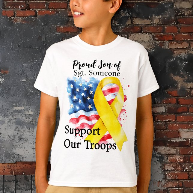 Camiseta Filho Orgulhoso de Herói (Support Our Troops.  Proud Son of... Boy's T-shirt. US flag.  Yellow awareness ribbon.)