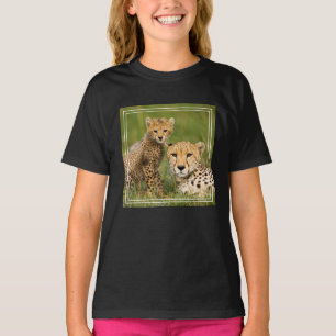 Camiseta Filhote de Guepardo e Pai na Grama
