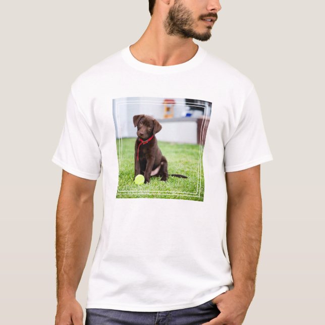 Camiseta Filhote De Labrador De Chocolate Com Bola De Tênis (Frente)