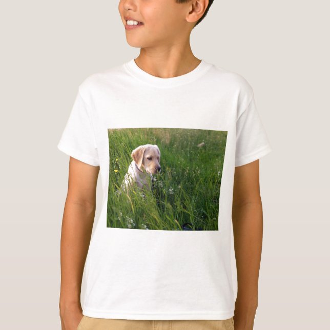 Camiseta Filhote de Labrador Fofo na Grama (Frente)