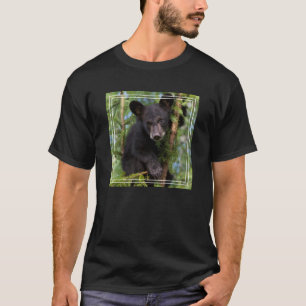 Camiseta Filhote de Urso Negro Brincando em Árvores