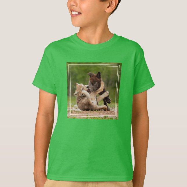 Camiseta Filhotes de Lobo Cinzento Lutando (Frente)