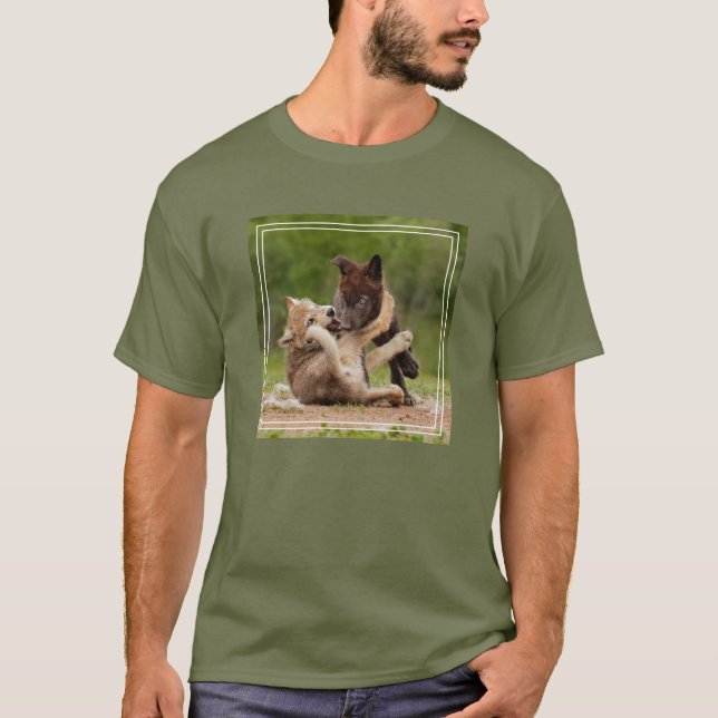 Camiseta Filhotes de Lobo Cinzento Lutando (Frente)