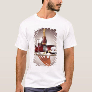 Camiseta Fim-acima da mão de um garçom que guardara uma