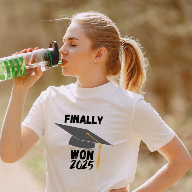 Camiseta Finalmente, a graduação venceu (Criador carregado)