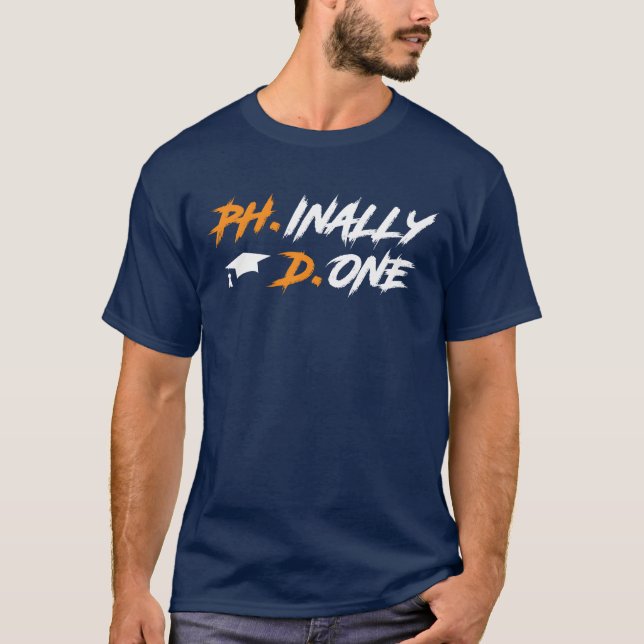 Camiseta Finalmente Feito PhD Finalmente Feito Doutor Amigo (Frente)