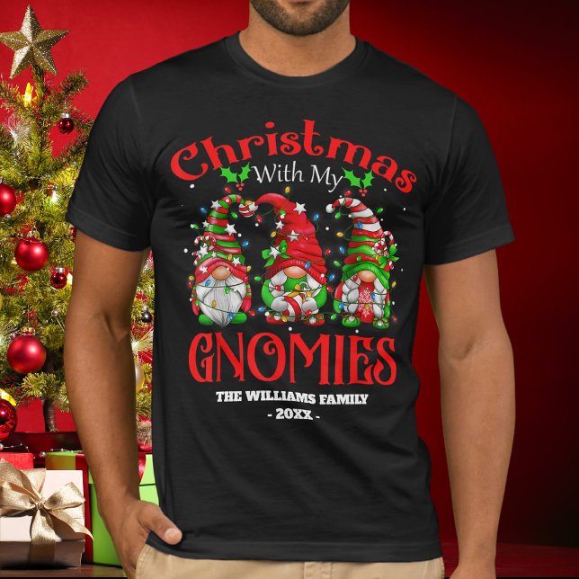 Camiseta Finalmente, Natal Com Meu Gnomo Da Família Gnomies (Criador carregado)