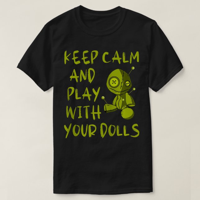 Camiseta Fique calma e brinque com suas bonecas Voodoo Paga (Frente do Design)