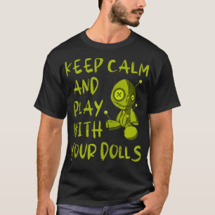 Camiseta Fique calma e brinque com suas bonecas Voodoo Paga