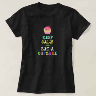 Camiseta Fique Calmo E Coma Um Cupcake De Caráter Engraçado