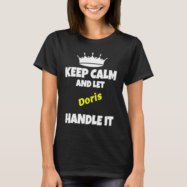 Camiseta Fique calmo e deixe Doris fazer isso engraçado hum (Frente)
