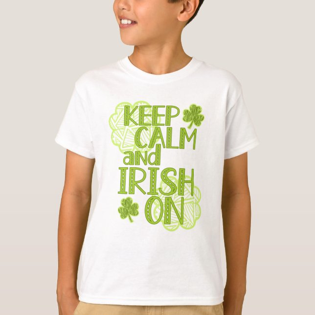 Camiseta Fique calmo e irlandês nas Ruas de diversão. (Frente)