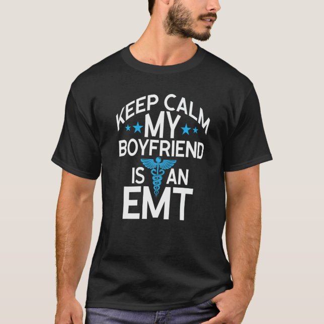 Camiseta Fique Calmo Meu Namorado É Um Paramedico Emt Ems (Frente)
