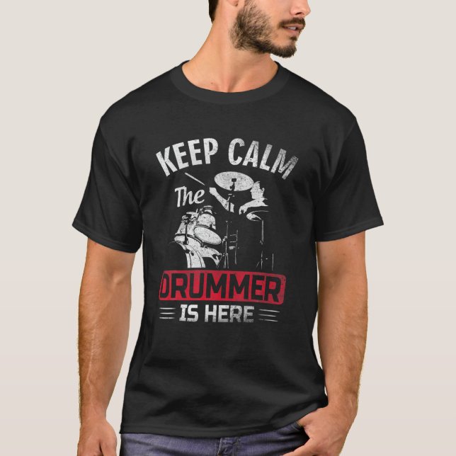 Camiseta Fique Calmo, O Drummer Está Aqui Legal Dizendo (Frente)