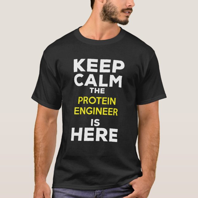 Camiseta Fique Calmo O Engenheiro De Proteína Está Aqui (Frente)