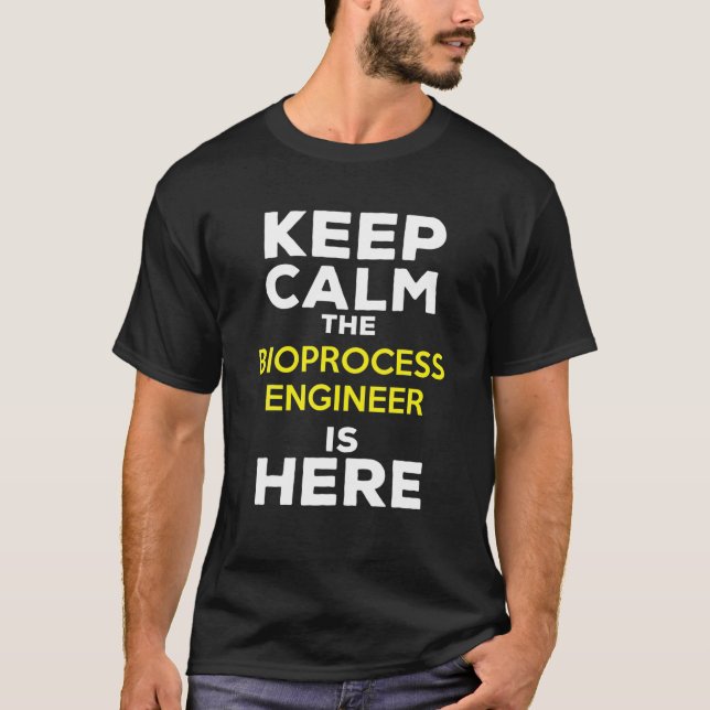Camiseta Fique Calmo O Engenheiro Do Bioprocesso Está Aqui (Frente)